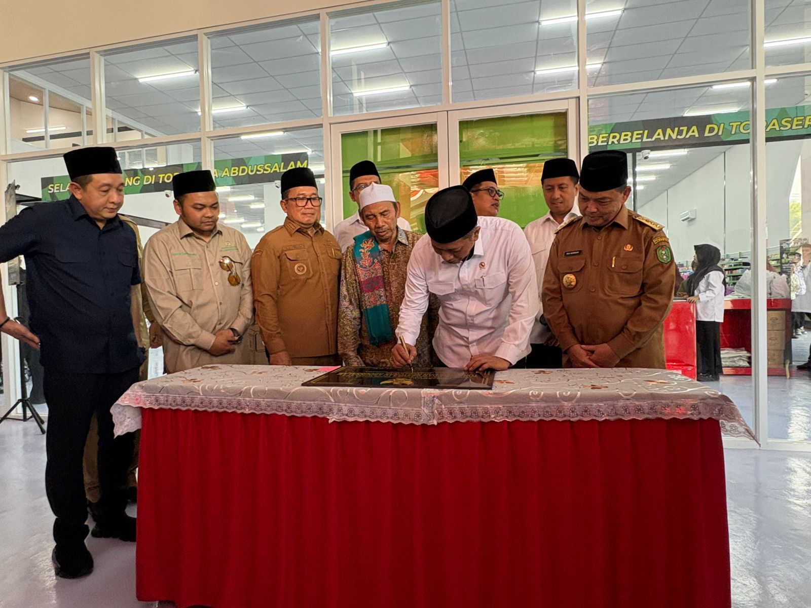 Menteri Koperasi Ferry Juliantono meresmikan Torasera Koperasi Desa Merah Putih di Kubu Raya Kalimantan Barat