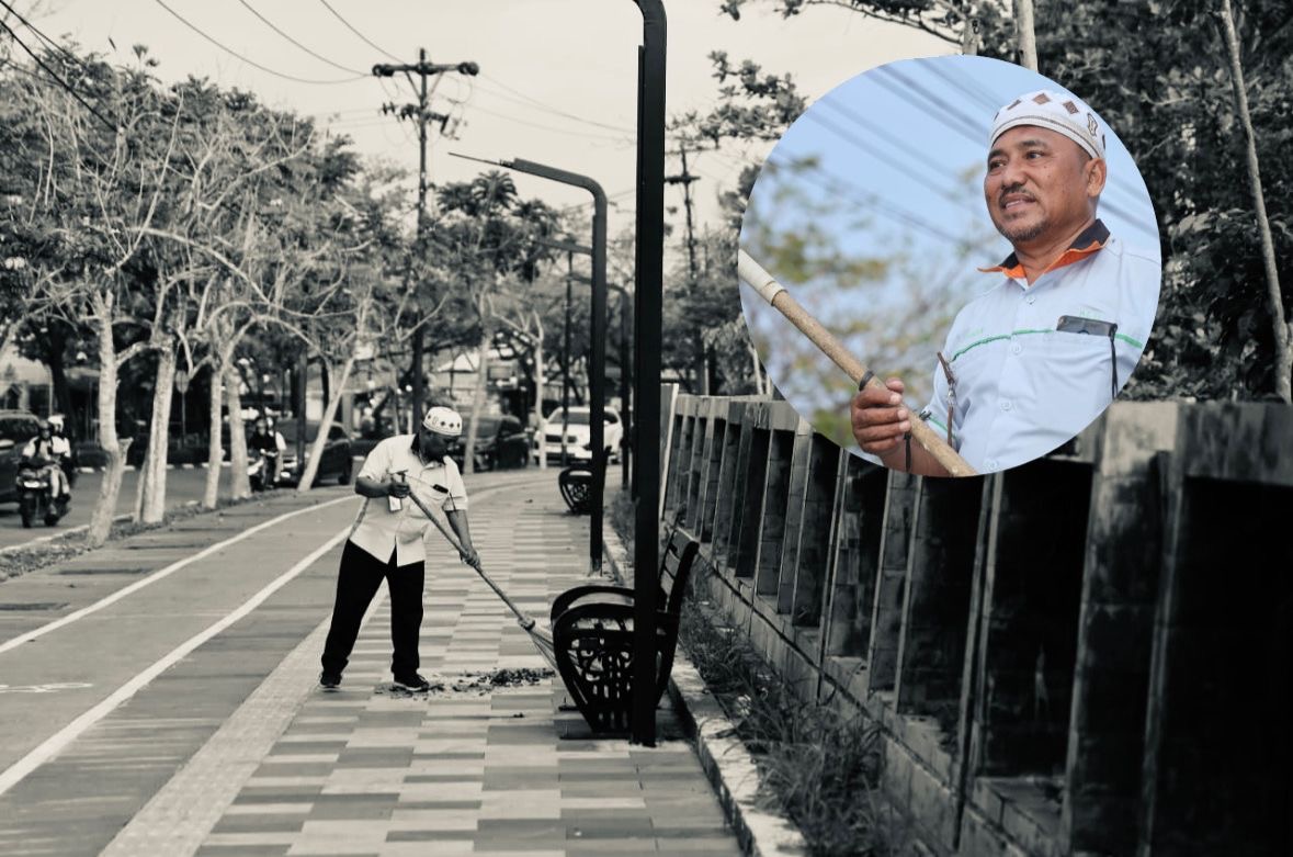 Satiman petugas kebersihan Pontianak menyapu jalan